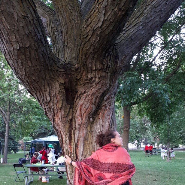 Geneviève enlaçant un arbre au Beaches
