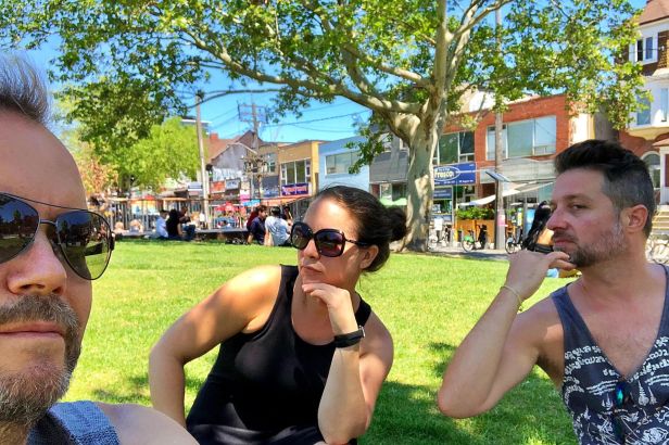 Déjeuner sur l’herbe au Kensington Market. Photo: JF Paradis