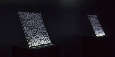 Emmanuel Lagrange Paquet, Hieroglitch 005 (Vernes), gravure au laser, plexiglas, poussière, DELs, socle, peinture noire