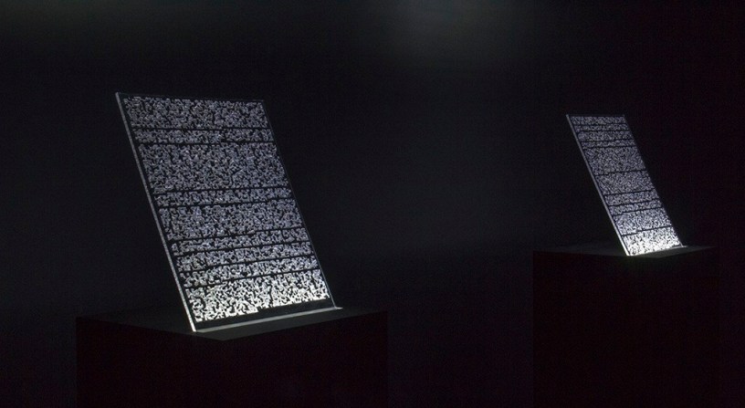 Emmanuel Lagrange Paquet, Hieroglitch 005 (Vernes), gravure au laser, plexiglas, poussière, DELs, socle, peinture noire